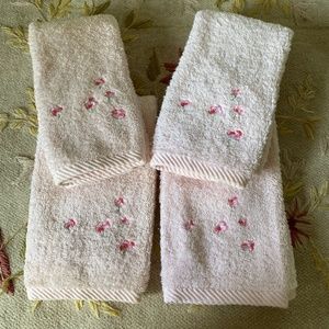 Set of 4 I Embroidered Turkish Fingertip Towels